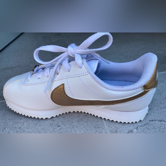 Nike: White and Gold Cortez Basic Junior Trainers- Size 4Y us - Picture 14 of 15